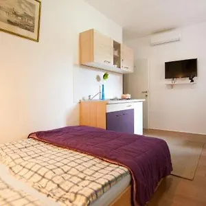 Centar 2 Private With Ensuite And Kitchenette Apartment